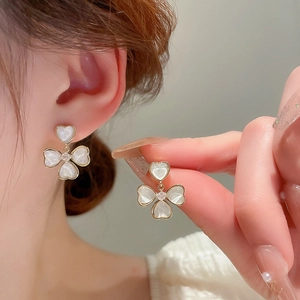 Boucles d'oreilles trèfle blanc en résine et zircon sur monture dorée élégante