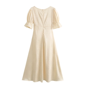 Robe courte beige en jacquard avec manches bouffantes et volants, vue de dos