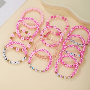 Detail von rosa Brustkrebs-Armbändern mit Perlen für Glaube, Hoffnung und Mut