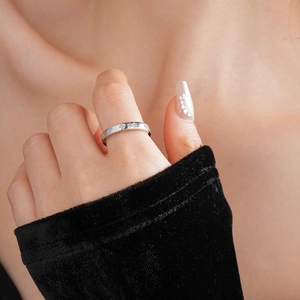 Détail de la bague étoile en argent brossé avec pierre incrustée portée au doigt
