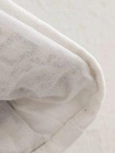 Gros plan sur la texture du tissu blanc brodé de haute qualité pour veste décontractée