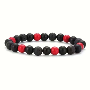 Detailansicht der roten und schwarzen Perlenarmband-Struktur aus porösem Lavastein