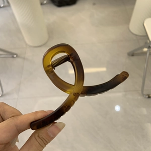 Große Haarklammer in Bernstein-Optik aus Kunstharz mit glänzendem Schildpatt-Finish
