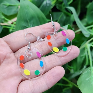 Boucles d'oreilles mini palette d'artiste en acrylique avec touches de peinture colorées