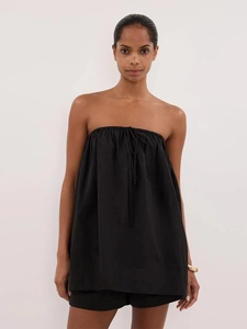 Détail du haut bandeau noir avec décolleté à cordon et design plissé pour femmes