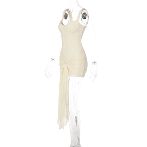 Dettaglio ravvicinato di un mini abito in pizzo beige con corpetto e lacci laterali