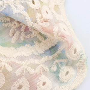 Französisches Kleid mit eckigem Ausschnitt und floraler Stickerei auf leichtem Mesh