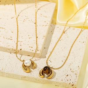 18K gold-plated stainless steel necklace with round pearl and brown natural stone pendant