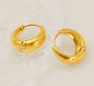 Dettaglio degli orecchini a cerchio spessi in acciaio inossidabile placcato oro 18k