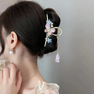 Detail van de lelietje-van-dalen haarklem met roze harsbloemen en parelkwastjes
