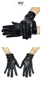 Detailansicht der 50 cm langen schwarzen Lacklederhandschuhe mit glänzendem Finish und Details