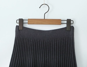 Detailansicht des elastischen Bundes und der Plisseetextur am dunkelgrauen Strickrock