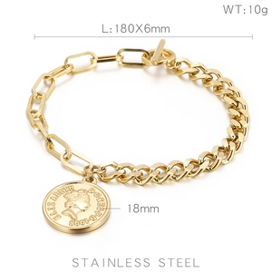 Détail macro du fermoir OT doré et du pendentif pièce sur un bracelet en acier inoxydable