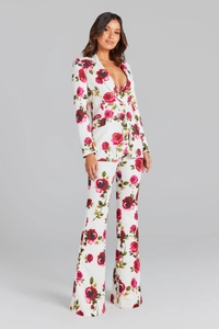 Détail de l'ensemble tailleur blanc à fleurs et pantalon évasé à motifs de roses