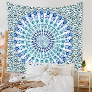 Détail de tapisserie mandala bohème avec des motifs floraux complexes en bleu et vert