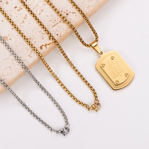 Collier pendentif rectangulaire en acier inoxydable plaqué or 18 carats avec gravure arabe
