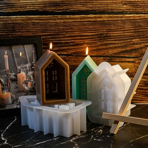 Detail van huisvormige siliconen mallen voor DIY geurkaarsen en gipsen huisdecoraties