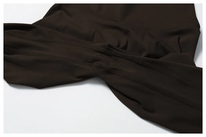 Détail macro de coutures plates de qualité sur un short de yoga marron foncé