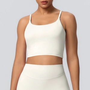 Détail d'une brassière de yoga ivoire à fines bretelles et tissu élastique haute qualité