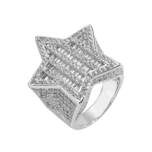 Bague étoile hip hop avec finition argentée et micro-pavé de zircone en vue à 45 degrés