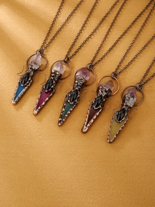 Detalle de cinco collares de bronce vintage con cristales hexagonales y colgantes de luna