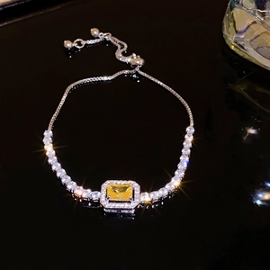 Détail du bracelet argenté ajustable avec pierre carrée jaune et oxydes de zirconium