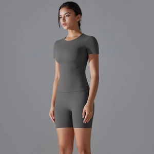 Vue détaillée d'un haut de yoga gris foncé ajusté et d'un short cycliste sur un mannequin