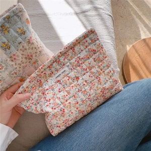 Dettaglio della borsa in cotone trapuntato a fiori con etichetta in tessuto cucita