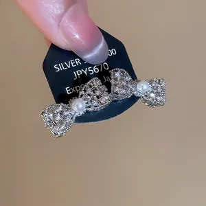 Fermaglio per capelli a fiocco con cristalli scintillanti e perle in finitura argento