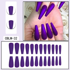 Dettaglio macro di unghie finte lunghe viola opaco a forma di bara con set completo di 24 pezzi