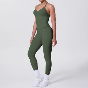 Detail von olivgrünem Yoga-Set mit V-Ausschnitt Top und High Waist Sportleggings
