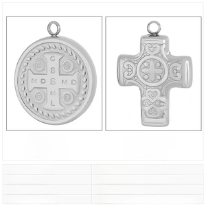 Détail macro de la médaille de Saint-Benoît et pendentif croix en acier inoxydable poli