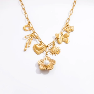 Collier plaqué or 18k avec breloques cœur, soleil et papillon sur fond blanc épuré
