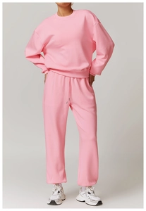 Vue détaillée de l'ensemble jogging rose avec sweat-shirt à col rond et cordon de serrage