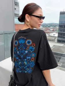 Oversized μαύρο βαμβακερό T-shirt με έντονο φλοράλ τύπωμα στην πλάτη για μοντέρνο look