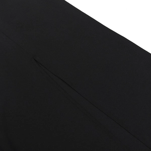 Dettaglio della trama del tessuto nero e cucitura professionale dello spacco sul vestito