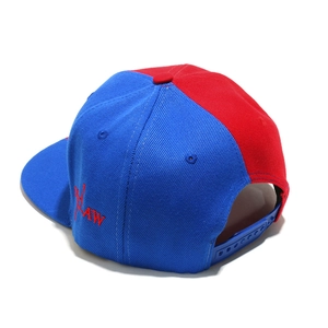 Detailansicht der rot-blauen Snapback mit LAW-Stickerei und verstellbarem Verschluss