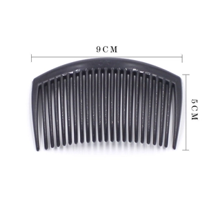 Detailed view of a black plastic hair comb with size annotations of 9 cm by 5 cm
