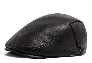 Detailansicht der schwarzen PU-Leder-Schirmmütze mit realistischer Lederstruktur.