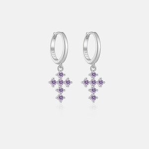 Détail de créoles en argent sterling S925 avec pendentif croix en zircone violette