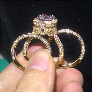 Detailaufnahme von luxuriösem Goldring mit quadratischem Stein und Pavé-Fassung