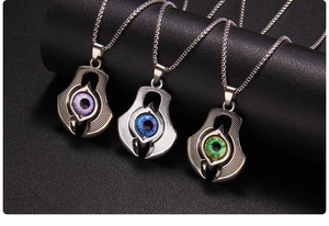 Vista dettagliata dei pendenti evil eye viola blu e verdi con catene d'argento