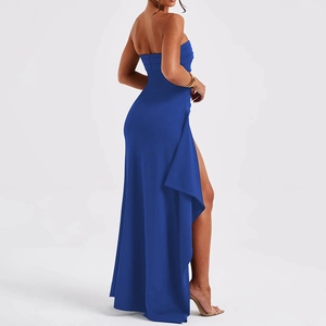 Eleganter schulterfreier blauer Abendkleid mit hohem Schlitz und rückenfreiem Design