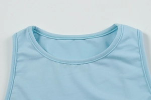 Dettaglio dello scollo di un top senza maniche azzurro con trama a maglia fine