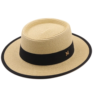 Chapeau de paille à sommet plat avec ruban noir et lettre M dorée pour protection solaire