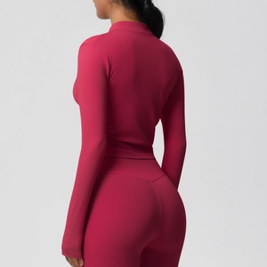 Ensemble de yoga magenta foncé avec haut à col montant et legging à taille haute