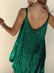 Vue de dos de la robe de soirée à paillettes vertes avec col en V et dos nu sexy