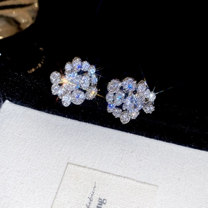 Détail macro du clip d'oreille coeur en zircon double couche avec placage argenté