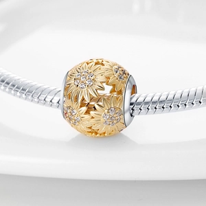 Charm de girasol dorado con pavé de cristales en pulsera de cadena de serpiente plata