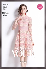 Détails de broderie en dentelle rose et col montant sur cette robe élégante en ligne A